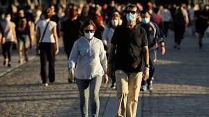 <p>MASKE ZORUNLULUĞU GETİRİLDİ</p>
<p>Yetkililer, 10’dan fazla kişinin bir araya gelmesinin yasaklandığını duyururken, sokakta maske takmanın zorunlu olduğunu açıkladı. </p>