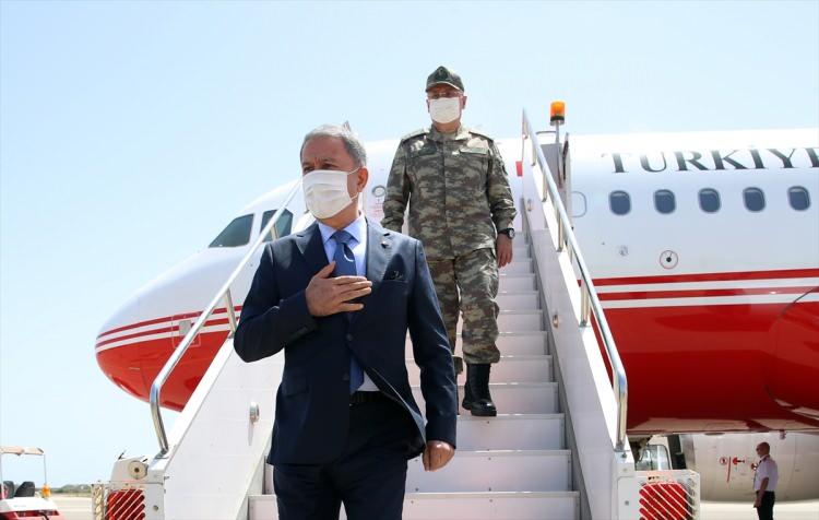 <p>Akar ve Orgeneral Güler'in ziyareti dolayısıyla Mitiga Havaalanı'nda askeri tören düzenlendi.</p>

<p> </p>
