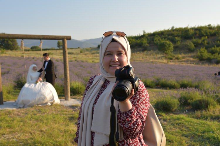 <p>Sındırgı Belediyesi Çaygören mevkiinde 4 yıl önce oluşturulan lavanta bahçesi, lavantalar kokusunun methini duyan vatandaşlar tarafından ziyaret ediliyor. Doğa fotoğrafçıları ve vatandaşlar lavantalar arasında günü fotoğraflayarak, ölümsüzleştiriyorlar. Lavanta bahçesine Sındırgı'dan atlarına binerek gelen vatandaşlar da lavanta bahçesine hayran kaldılar.<br />
</p>