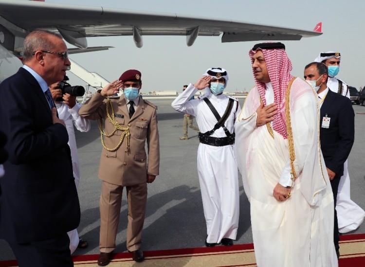 <p>Cumhurbaşkanı Erdoğan’ı, Doha Eski Uluslararası Havalimanı’nda Katar Savunma Bakanı Halid bin Muhammed El Attiyah ile Türk ve Katarlı yetkililer karşıladı.</p>
