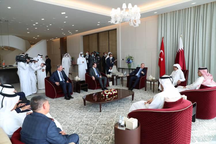 <p>Erdoğan’a Katar ziyaretinde Hazine ve Maliye Bakanı Berat Albayrak, Milli Savunma Bakanı Hulusi Akar, İletişim Başkanı Fahrettin Altun, Cumhurbaşkanlığı Sözcüsü İbrahim Kalın ve MİT Başkanı Hakan Fidan eşlik ediyor.</p>
