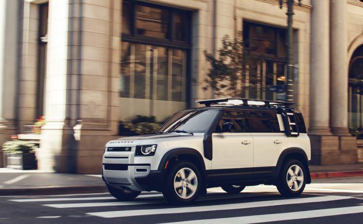<p>Yeni Defender 110, opsiyonel olarak sunulan 5 + 2 oturma konfigürasyonu ile kalabalık seyahat imkanının yanında, ikinci sıra koltukların arkasında 1.075 litre, ikinci sıra katlandığında ise 2.380 litreye kadar geniş bir yük alanı sunuyor. Ayrıca, daha fazla eşya taşımak istendiği zaman araçtaki üçüncü kişinin rahat bir yolculuk yapabilmesi için ön tarafta üç kişilik bir oturma düzeni de opsiyonel olarak sunulan özellikler arasında yerini alıyor.</p>
<p> </p>