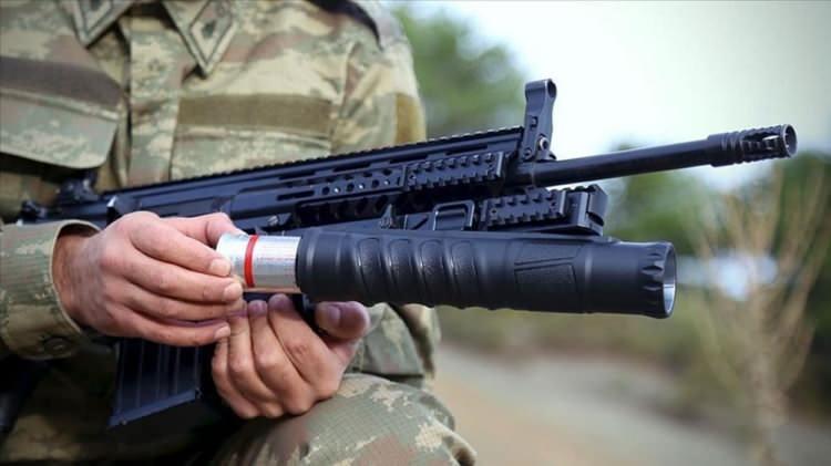 <p><strong>AK40-GL BOMBA ATARI</strong><br />
<br />
Güvenlik güçlerinin bomba atar ihtiyacının karşılanması için Savunma Sanayii Başkanlığı (SSB) tarafından düzenlenen ihaleye katılan Konya'daki Akdaş Silah firması, üretimini tamamladığı "AK40-GL" bomba atarın ilk partisini Kara Kuvvetleri Komutanlığına teslim etti.</p>
<p>Savunma Sanayii Başkanlığının açtığı "bomba atar" ihalesine katılan firma, ihtiyacın 8 bin adedini üretmek için anlaşma yaptı. </p>