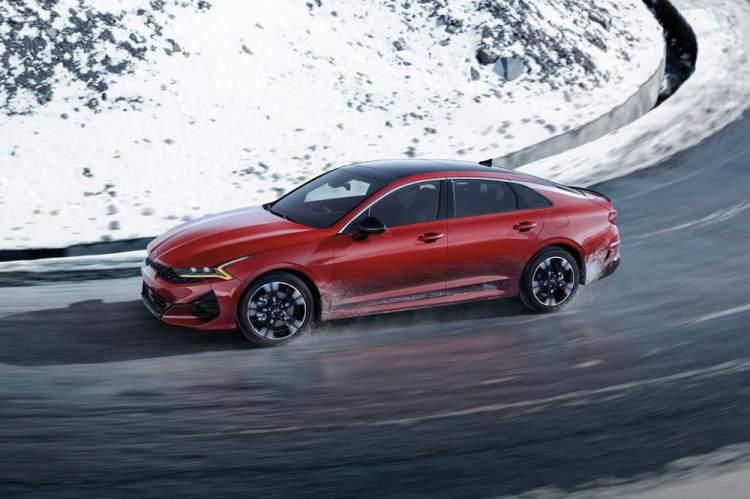 <p>Kia K5'in performanslı GT versiyonu ise 2.5 litrelik turboşarjlı 4 silindirli bir motor ile gelecek. GT, 294 beygir güç ile 422 Nm tork üretiyor.</p>
<p> </p>