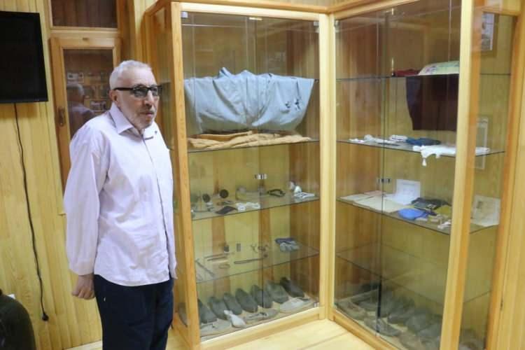 <p>Başbağlar Köyü Muhtarı Ali Akarpınar şehit edilen 33 vatandaşın özel eşyalarının yapılan kültür ve anı evinde muhafaza edildiğini söyledi. Katliamdan yaralı kurtulan Başbağlar Köyü Muhtarı Ali Akarpınar, AA muhabirine yaptığı açıklamada, aradan geçen 27 yıla rağmen yaşanan acının taze kalmasındaki en büyük etkenlerden birinin dava süreci olduğunu söyledi.</p>