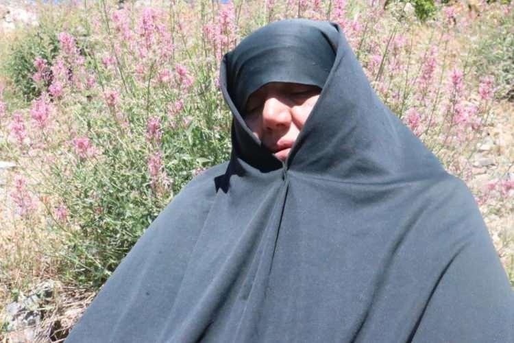 <p><em>Katliamda eşi ve yakınlarını kaybeden 53 yaşındaki Hatice Özdemir, katliamı gözyaşları içinde anlattı.</em></p>
<p>Katillerin aradan geçen 27 yıla rağmen bulunamamasından yakınan Özdemir, "Anlatmakla bitmiyor bu acı. Sesimiz çok uzaklara gitti ama bizim acımızı anlayan çok az insan oldu." dedi.</p>
<p>Özdemir, şunları söyledi:</p>
<p>"Katliamın olduğu akşam eşim akşam namazı için camiye gitmişti. Ben de bir yaşındaki kızım için annemlerden keçi sütü almak amacıyla onlara gitmiştim. Annemlere vardığımda köye teröristlerin geldiğini duydum.</p>
