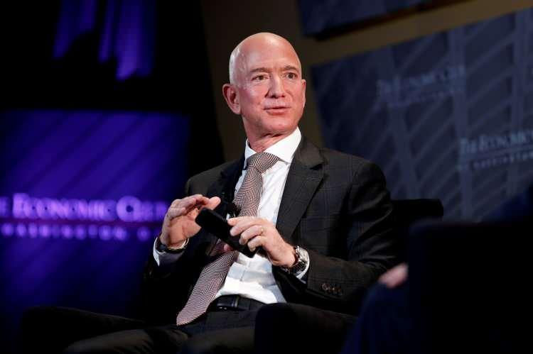 <p>Bloomberg milyarderler endeksine göre Bezos, korona virüsü krizinde internet alışverişlerinin artmasıyla servetini katladı. Bezos’un bu yılın başından bu yana servetine 56.7 milyar dolar eklediği belirtildi.</p>