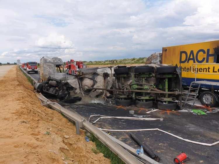 <p>Polonya’da yolcu otobüsü ile 2 TIR'ın çarpışması sonucu meydana gelen trafik kazasında 6’sı ağır 32 kişi yaralandı.</p>
