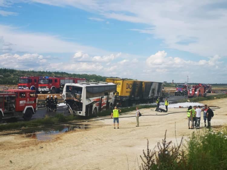 <p> İtfaiye ekipleri, kaza sırasında otobüste 40 yolcu olduğunu belirtti. </p>