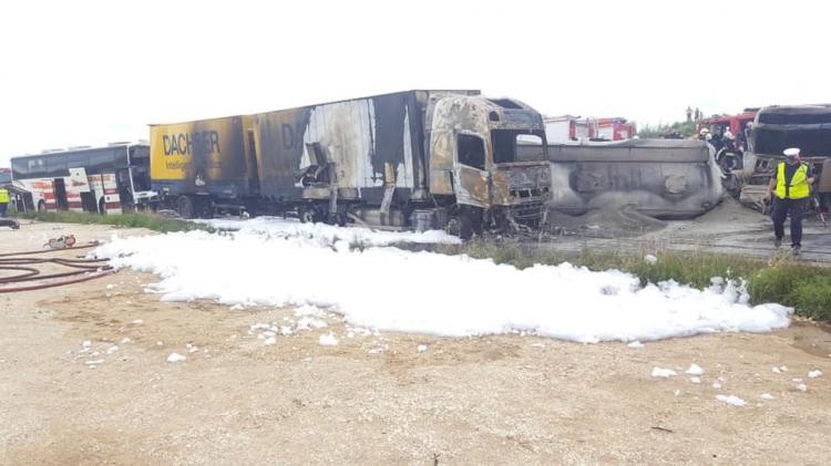 <p>Kazanın neden meydana geldiği henüz bilinmezken, 1 numaralı devlet yolu geçici olarak çift yönlü trafiğe kapatıldı.</p>
