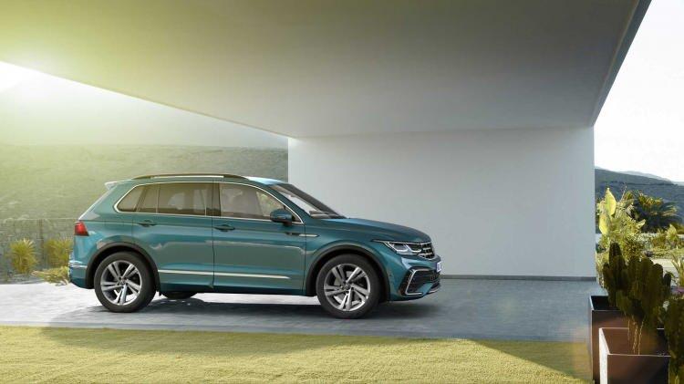 <p>Aracın arkasında, yenilenen stop grubu ve bagaj kapağı üzerindeki <strong>"Tiguan"</strong> yazısı makyaj operasyonu ile gelen yenilikler arasında bulunuyor.</p>

<p> </p>
