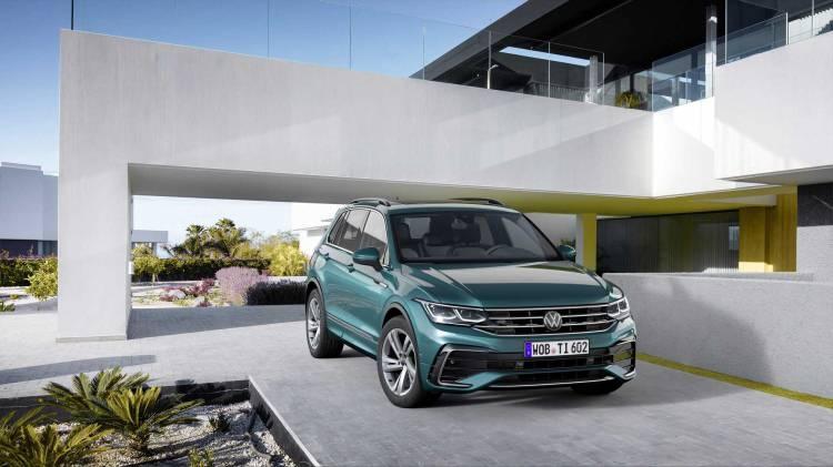 <p>2020 Tiguan'ın dış tasarımında ilk olarak tamamen yenilenen ön profil dikkat çekiyor.</p>