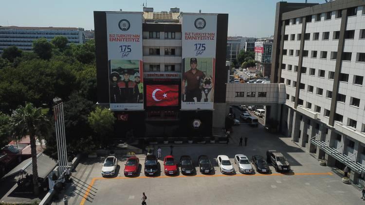 <p>Ayrıca operasyon sırasında 11 ilde 21 milyon TL değerinde döviz, Türk lirası, altın, mücevher ve ziynet eşyası, 281 adet tapu, 31 adet tabanca, 32 adet bilgisayar, cep telefonları, sim kartları, para sayma makinaları İle 21 adet lüks otomobile el konulmuştur. İş yerlerinde ve kiralık banka kasalarında arama ve el koyma işlemlerine devam edilmektedir.</p>