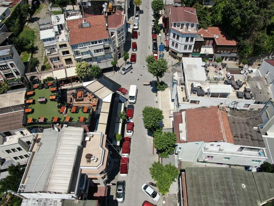 <p><strong>“Turistlerin ilgisini çekiyor”</strong><br />
Bölgede restoran sahibi Turgut Duran, “Bir çok gün bu manzara ile karşı karşıya kalıyoruz. Bildiğim kadarıyla halılar alt katta nemleniyor bu nedenle halıları getirim araçların üzerine seriyorlar.</p>