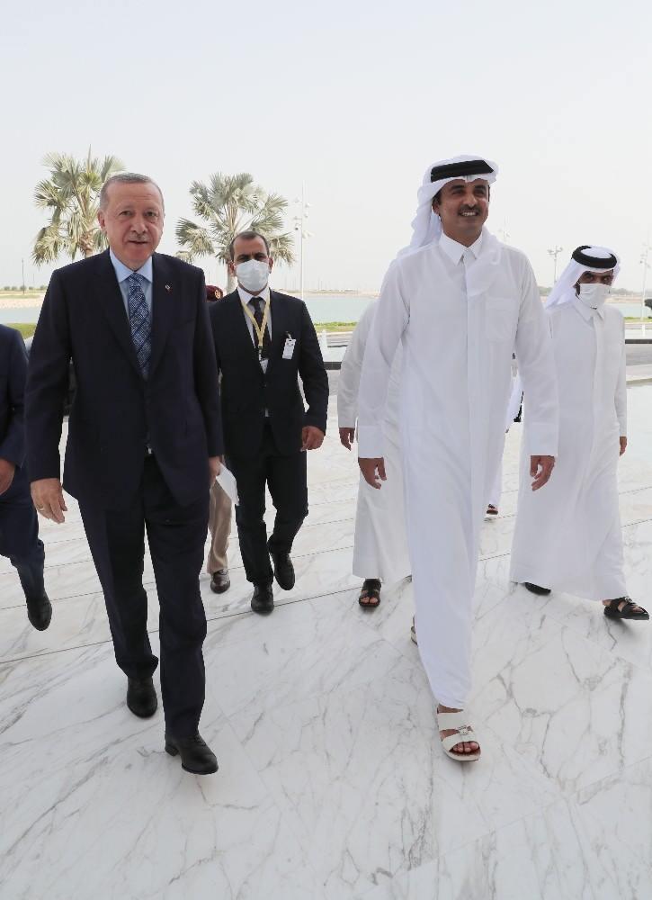 <p>Türkiye Cumhurbaşkanı Recep Tayyip Erdoğan, Katar'ın başkenti Doha'da Katar Emiri Şeyh Temim bin Hamed Al Sani ile bir araya geldi.</p>