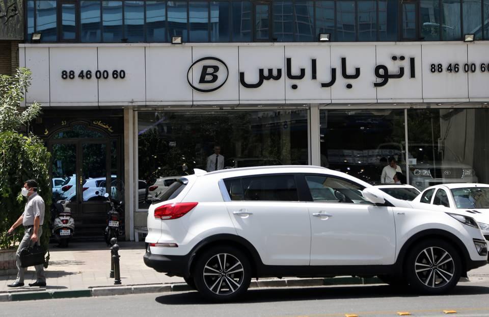 <p><strong> "Halk elindeki parayı değerlendirmek için otomobile yatırım yaptı"</strong></p>

<p>Hüsrevani, fiyatların çok yükseldiğini ve pazarın çok daraldığını belirterek, "Halk elindeki parayı değerlendirmek için otomobile yatırım yaptı. Birçok evin parkında sıfır araçları görüyoruz, yatırım amaçlı alıp bırakmış. Bu süreçte otomotiv pazarına beklenmeyen bir sermaye akışı oldu, çok fazla yatırım yapıldı. İhtiyacı olmayanlar gelip 2-3 tane araç aldı." dedi.</p>

<p>Otomotivin enflasyonun önemli bir parçası olduğunu ve bu sektördeki gelişmeler nedeniyle bakanın değişebildiğine işaret eden Hüsrevani, ülkede başıboş bir sermaye olduğunu ve iş adamlarının parayı nereye yatıracağını bilmediğini söyledi. </p>
