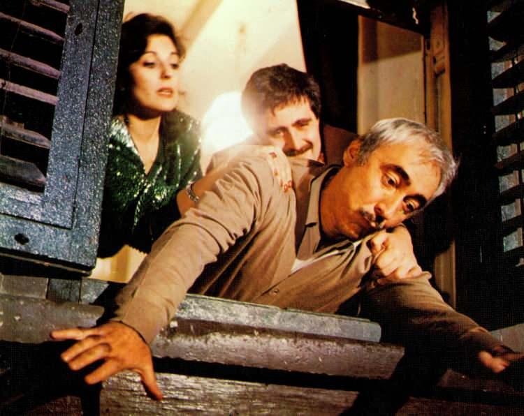 <p>İstanbul, filmdeki karakterlerin kişilik özelliklerini seyirciye yansıtır. Buna ilk olarak, Muhsin Bey'in evinin bulunduğu semtten başlanır. Muhsin Bey, kendisini hep gizli tutmayı sever, yaşadığı mekan da Beyoğlu'nun en arkada kalmış ve her şeye arkadan sessizce bakar konumdadır.</p>
