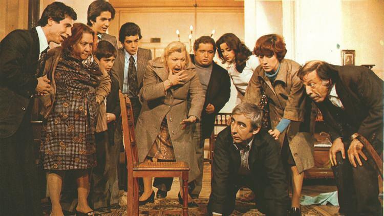 <p>Ertem Eğilmez'in aile komedisi üçlemesinin sonuncusu olan Neşeli Günler'de, arka planda kalsa da İstanbul hep başroldedir.</p>
