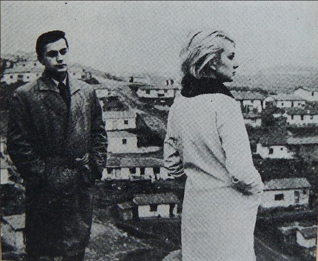 <p>Köyden kente göçü anlatan ilk film de olan Gurbet Kuşları, İstanbul'a göç eden bir ailenin büyük şehirde var olma, benliklerini kaybetmeden ayakta kalma mücadelelerini anlatır.</p>
