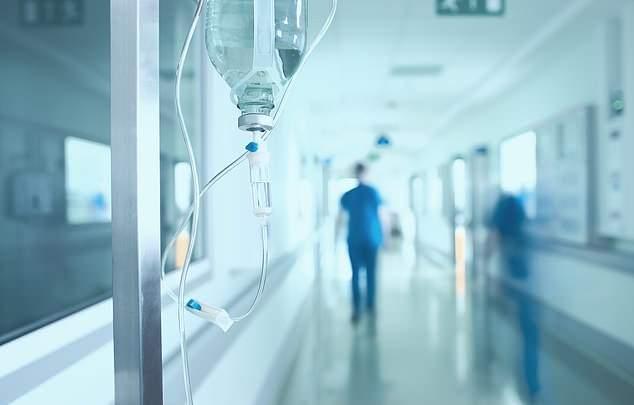 <p><strong>HASTANE HİZMETİ</strong><br />
28/06/2020 itibarıyla toplam hastaneye yatış sayısı 105.416&rsquo;dır. Hastane yatışlarının %21,1&rsquo;i 1-28 Haziran tarihleri arasında ger&ccedil;ekleşmiştir. Hastaneye yatırılan hastaların %7,4'&uuml; ent&uuml;be edilmiş olup %93,4'&uuml; ise taburcu edilmiştir.</p>
