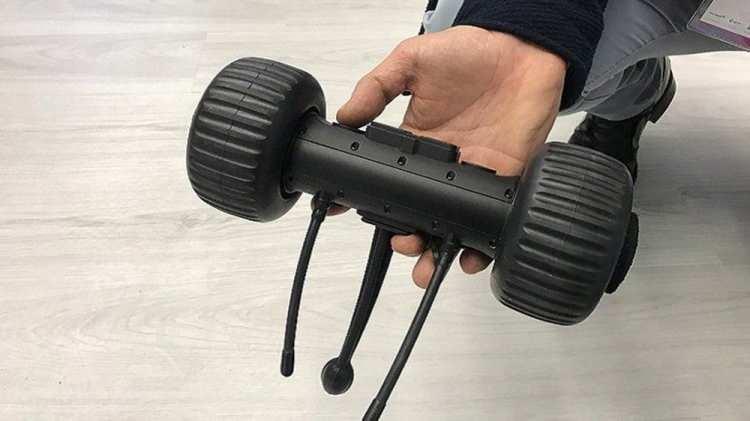 <p>Yapılan açıklamaya göre, TRobot adındaki bu araç, operasyon kamerası olarak kullanılacak.</p>
<p>HayZek Savunma Müdürü Nazmi Türkeş, aracın mağara ya da kapalı alanlarda bomba, silah, tuzaklama olup olmadığının tespitinde kullanılabildiğini belirtti. Bu sayede güvenlik güçleri tehlike arz eden bölgelere girmeden durumu kontrol edebilecek.</p>