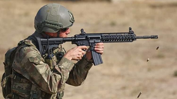 <p><strong>TSK'NIN GÖZ BEBEĞİ MPT-55</strong><br />
<br />
Makine ve Kimya Endüstrisi Kurumu (MKEK) mühendislerince tasarlanan, 2017 yılında da seri üretimine başlanan MPT-55, yüksek atış kabiliyeti, benzerlerine göre hafif ve etkili bir silah olma özelliğiyle ön plana çıkıyor.</p>
<p>MPT-55, Türk Silahlı Kuvvetlerinin (TSK) ihtiyacına binaen özgün, muharebe ortamında, gece ve gündüz, her türlü arazi ve hava şartlarında kullanılan, "gaz piston hareketli, döner başlı kilitlemeli sistem" ile çalışan bir tüfek olarak geliştirildi.</p>