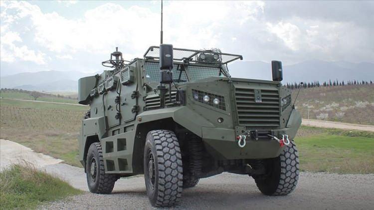 <p><strong>SINIRDA 'ATEŞ'TEN ÖNLEM</strong><br />
<br />
Saatte 120 kilometre hıza ulaşabilecek Ateş, yüzde 30 yan eğim, yüzde 60 tırmanabilirlik yeteneklerine sahip bulunuyor.</p>
<p>Araç, 100 santimetrelik sudan geçebiliyor, 45 santimetrelik dik engelleri aşabiliyor, 100 santimetrelik hendeklerden geçebiliyor.</p>