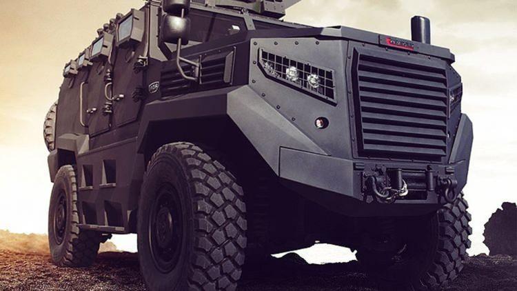 <p>Ateş, KBRN hava filtre sistemi, hidrolik kurtarma vinci, otomatik yangın söndürme ve infilak bastırma sistemi, bağımsız süspansiyon, diferansiyel kilitleri gibi donanımlar barındırıyor. Motor gücü 400 beygir olan araç, azami 700 kilometre menzile sahip bulunuyor.</p>
<p>Araç, ASELSAN'ın Acar Kara Gözetleme Radarı, Şahingözü-OD Elektro-Optik Sensör Sistemi ve Seda (Yankı) Atış Yeri Tespit Sistemi ile etkin bir sınır güvenliği sağlayacak.</p>