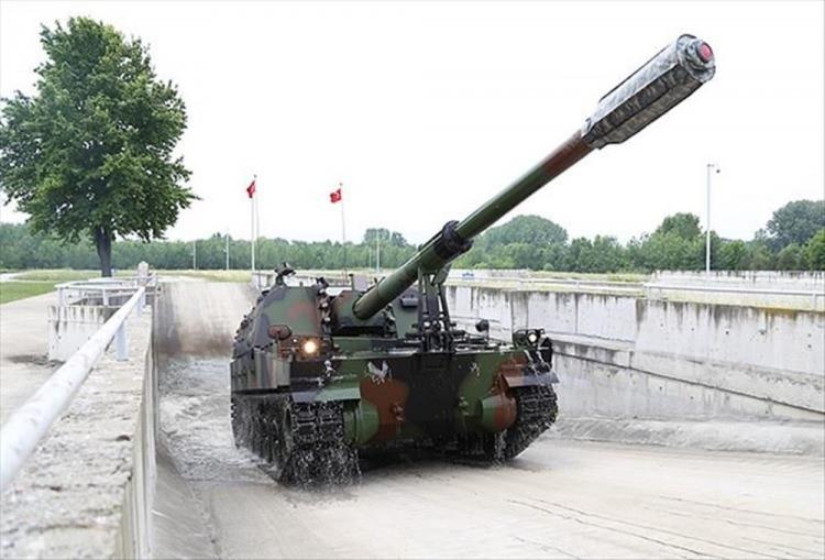 <p><strong>FIRTINA OBÜSÜ</strong></p>
<p>Atış kontrol sisteminde ASELSAN imzalı özel bir yazılımın kullanıldığı Fırtına, 25 kilometre menzilli yaptığı atışlarda, yakın aralıklarla attığı mermilerle hedefi üç farklı noktadan vurabilme özelliğine sahip. </p>