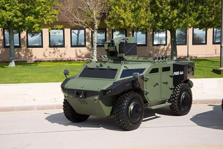 <p><strong>PARS 4X4</strong></p>
<p>İleri gözetleme, anti- tank ve komuta kontrol gibi özel maksatlı görevleri yerine getirmek üzere tasarlanmış bir araçtır.</p>
<p>Araç tüm operasyonel gereksinimlere cevap verecek şekilde kurgulanmıştır. </p>