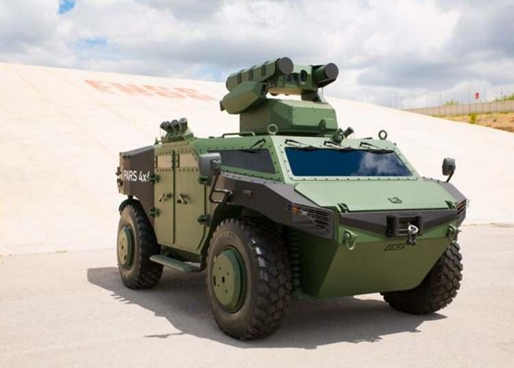 <p><strong>PARS 4X4</strong></p>
<p>25-30 Bg/ton gücündeki araç 1.9 m’lik düşük bir siluete ve amfibi özelliğe sahiptir. 5 kişilik mürettebatı bulunan araç hiçbir hazırlık gerektirmeden derin ve akıntılı suda operasyon yapabilir. </p>