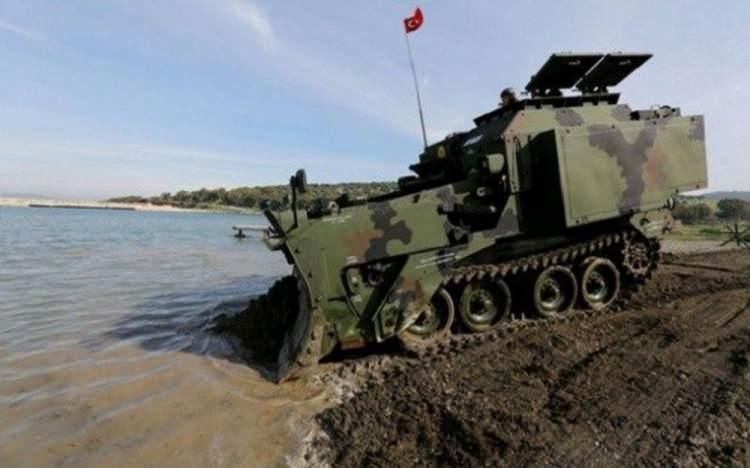 <p><strong>KUNDUZ - AZMİM</strong></p>
<p>2 personelin kullandığı araç; karada saatte 45, su da ise 8.6 kilometre hız yapabiliyor. Azami 400 kilometre yol yapabilen zırhlı araç, nokta dönüşü de yapabiliyor. </p>