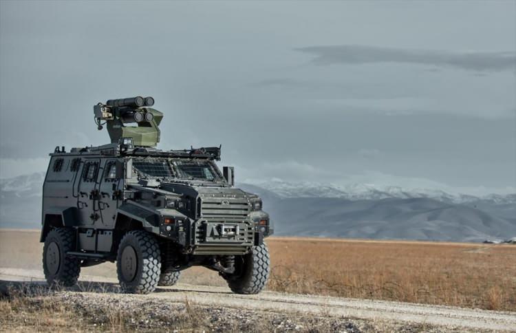 <p>Sistem, modüler yapısı sayesinde kule üzerinden Kornet, Hellfire, Javelin, Shershen ve OMTAS gibi tanksavar güdümlü mermileri ateşleyebiliyor. Seçilen füzenin güdüm sistemine göre kule üzerine RF veya lazer işaretleyici yerleştirilebiliyor. Füze sayısı, kullanıcı taleplerine göre değiştirilebiliyor. Füzelere ilave olarak sisteme yakın koruma maksatlı 7,62 milimetre ve 12,7 milimetre makineli tüfekler ile 25 milimetre top entegre edilebiliyor.</p>

<p> </p>

