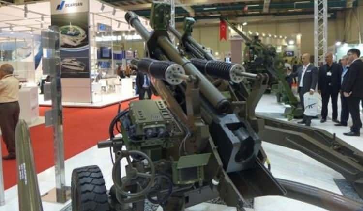 <p>BORAN<br />
105 milimetrelik obüs sisteminin yeniden geliştirilmesi sonucunda ortaya çıkan silah için eski silah sisteminin parçaları değiştirildi. 17 kilometreyi etki altına alabilen silah, 1700 kg ağırlığı ile Sikorsky S-70 helikopteriyle harici yük, Chinook CH-47 helikopteriyle de hem harici hem dahili yük olarak taşınabiliyor</p>
