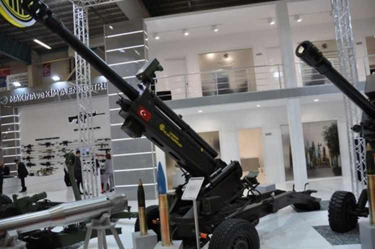 <p>BORAN<br />
Klasik mevzilenme prosedürlere ihtiyaç olmadan hedefe yönelme yapabilen silah kara, hava ve denizden intikal esnasında konum ve istikamet bilgilerini güncelleyerek –32 ile +44 derece aralığında 8 saat kesintisiz atış yapabiliyor.</p>
