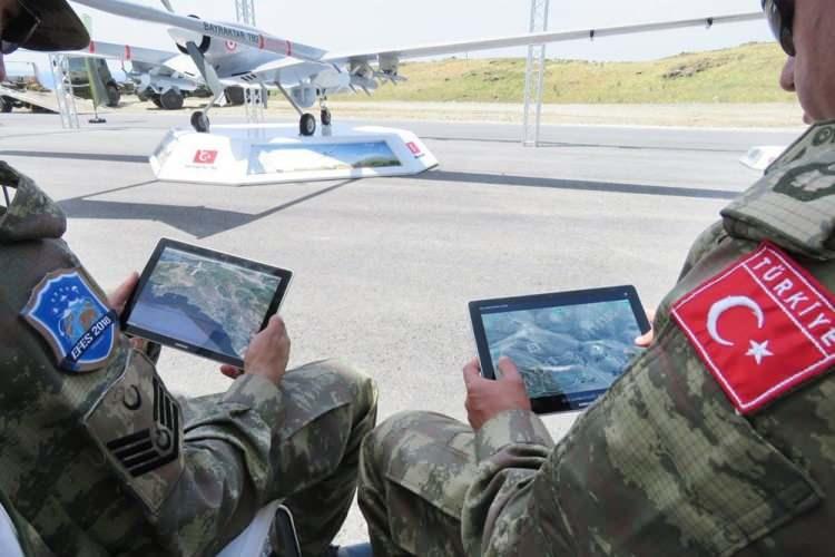 <p>"MİLLİ GOOGLE EARTH" OLARAK ADLANDIRILAN CAS EFES TATBİKATI'NDA KULLANILDI<br />
Mobil haberleşme için ordumuzun hizmetine sunulacak olan Coğrafi Analiz Sistemi (CAS) geçtiğimiz günlerde tanıtıldı.  </p>

<p>Efes 2018 Tatbikatı çerçevesinde sergilenen ve şu ana dek oldukça başarılı sonuçlar alan uygulama, henüz sivil kullanıma açılmadı. Geçtiğimiz yıl bir dönem sivil kullanıma açılan ancak kısa bir süre sonra yayından kaldırılan uygulamanın yeni dönemde kullanıma açılması bekleniyor.  </p>
