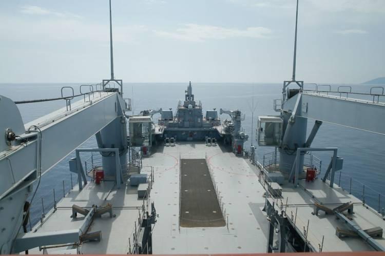 <p>TCG Bayraktar kapılarını basın mensuplarına açtı<br />
Seferihisar ilçesindeki Doğanbey Atışlı Tatbikat Bölgesi'nde gerçekleştirilen tatbikata katılan TCG Bayraktar'ı gezen gazetecilere gemiyle ilgili bilgi verildi.</p>
<p>Anadolu Tersanesi'nin, yerli savunma sanayisinin önemli bir parçası olan TCG Bayraktar, 2014 yılında kızağa alındı ve 2017 Nisan ayında Deniz Kuvvetleri Komutanlığına teslim edildi.</p>