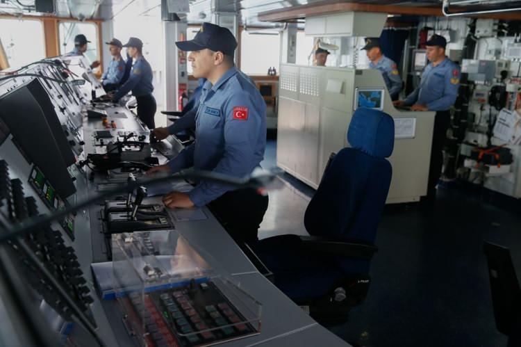 <p>TCG Bayraktar kapılarını basın mensuplarına açtı<br />
Gemide 15 tonluk genel maksat helikopterinin iniş ve kalkışına olanak sağlayacak helikopter platformu yer alıyor. Yükleme ve boşaltma işlemlerini sağlayabilmek amacıyla geminin üç tarafında birer kapak bulunuyor. Gemide ayrıca her biri 8 ton yük veya 40 kişi taşıyabilen, 20+ knot sürat yapabilen 4 LCVP çıkarma aracı yer alıyor.</p>