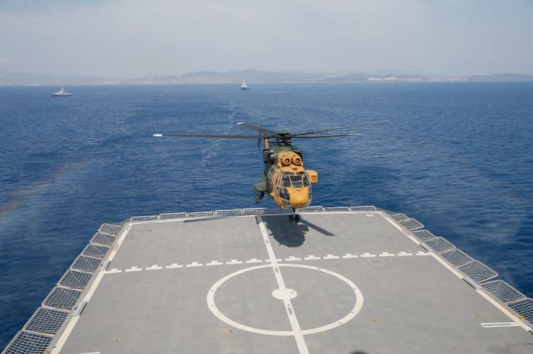 <p>TCG Bayraktar kapılarını basın mensuplarına açtı<br />
Gemi, bin 200 ton yük veya tank, zırhlı araç ve diğer araçları taşıma kapasitesine sahip bulunuyor.</p>
<p>TCG Bayraktar, ikmal yapmadan 30 gün denizde kalabiliyor ve 5 bin deniz milinden fazla yol alabiliyor. Bayraktar, 2 metrelik sığ sulara kapak atabiliyor. Gemide yerli üretim komuta kontrol sistemi ve stabilize makineli tüfek platformu ile pek çok elektronik ve silah sistemi yer alıyor. Bayraktar, geniş muhabere ve elektronik imkanlarıyla komuta kontrol, hareket ve lojistik görev fonksiyonlarına katkı sağlamanın yanı sıra gerektiğinde doğal afet yardım görevlerini de yerine getirebilecek kapasiteye sahip bulunuyor.</p>