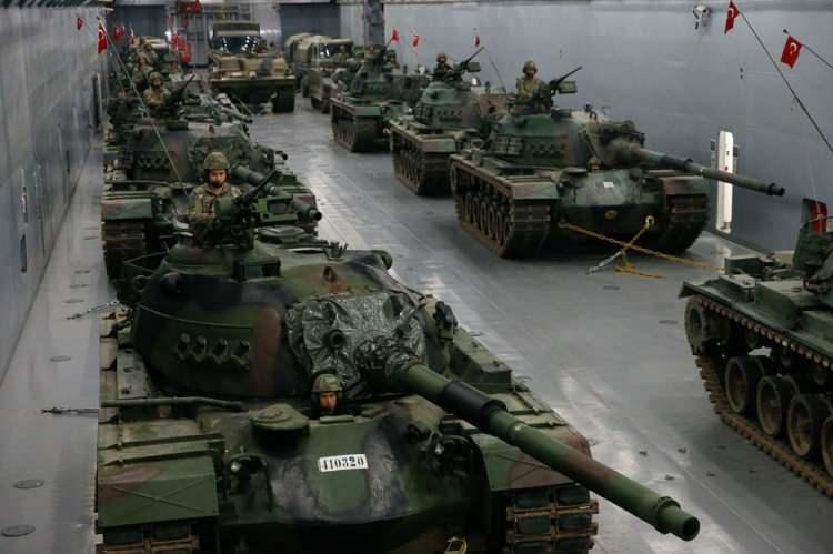 <p>TCG Bayraktar kapılarını basın mensuplarına açtı<br />
Kan testi yapabilecek seviyede sıhhi donanımı da bulunan gemide ameliyat dahi gerçekleştirilebiliyor.</p>
<p>EFES-2018 Birleşik Müşterek Fiili Atışlı Tatbikatı'nda ilk kez kullanılan geminin görevi, bir tabur askeri 14 gün boyunca ikmal amaçlı muhafaza etme ve sahile intikal ettirmek oldu.</p>