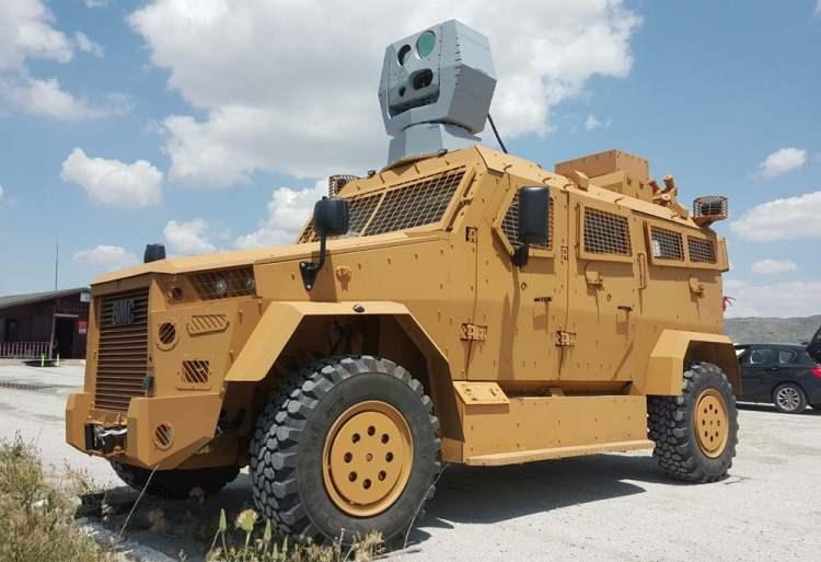 <p>ASELSAN'DAN İHA'LARA KARŞI "LAZER SAVUNMA SİSTEMİ"<br />
Türk Silahlı Kuvvetleri Güçlendirdirme Vakfı kuruluşu olan ASELSAN'ın lazer savunma sistemleri programının son aşamasında saha testleri yapıldı. LSS adı verilen sistem, arazi ve meskun mahal kullanımı için zırhlı araç üzerine entegre edildi.</p>