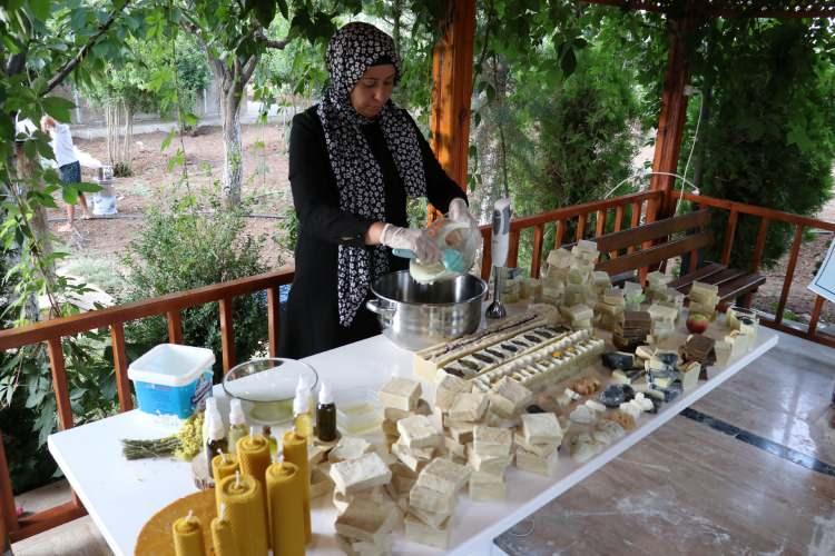 <p>Yetiştirdiği nane, kekik, elma, karpuz, nar, domates, salatalık, papatya, gül, defne gibi sebze, meyve ve bitkilerden sezonuna göre farklı özelliklerde sabunlar imal eden Bahçeci, bunları sosyal medya üzerinden satıyor.</p>