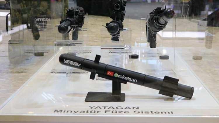 <p>Tek piyade tarafından mevcut bombaatar silahlarıyla kullanılabilecek şekilde tasarlanan Yatağan, meskun mahal muharebelerine; hassasiyet, menzil ve hedefe yönelmiş tahrip gücü getiriyor.</p>
<p>Yatağan, hafifliği ve hassasiyeti ile insansız kara, deniz ve mini insansız hava araçlarının da silahı olabilecek.</p>
