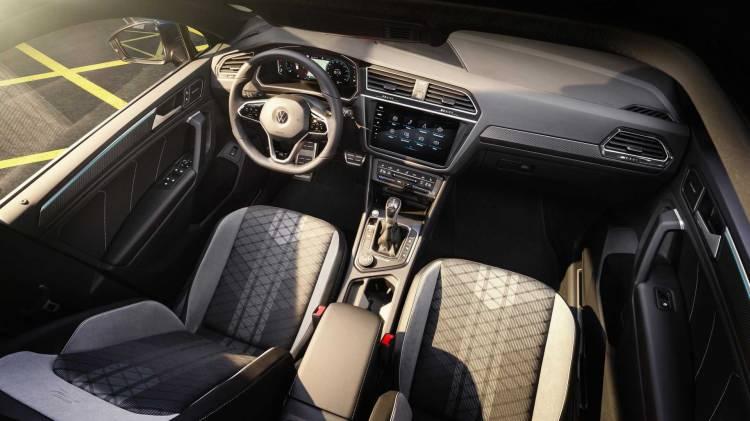 <p>Klima kontrol fonksiyonlarının da diğer yeni Volkswagen modellerindeki gibi dokunmatik bir hale gelmesi dikkat çekiyor. </p>
<p> </p>