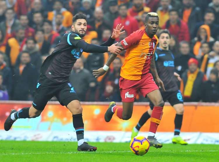 <p>Karadeniz ekibinde, Galatasaray maçı öncesi sakatlıkları nedeniyle oynayıp oynamayacakları belirsiz olan Ekuban, Abdulkadir Parmak ve Nwakaeme'den ise iyi haberler geldi. Son taktik antrenmanda zaman zaman takımla çalışan üç oyuncunun da Galatasaray maçında oynayabileceği öğrenildi.<br />
<br />
Üç futbolcunun bu akşam yapılacak antrenmanda bir aksilik yaşamaması halinde kadroya alınacağı belirtildi.</p>
