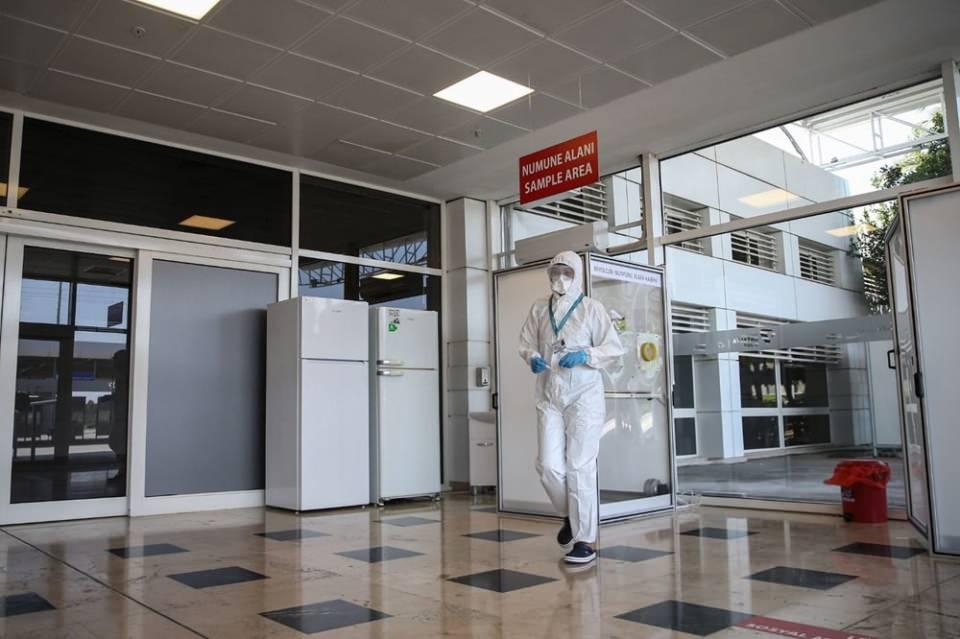 <p>Antalya Havalimanı'nda yerli ve yabancı turistlerin 15 euro (110 TL) karşılığında corona virüs testi yaptırabileceği laboratuvar açıldı. Türkiye'de ilk olan laboratuvar 24 saat hizmet verecek. </p>

<p>Yeni tip corona virüsle (Covid-19) mücadele kapsamında Antalya Havalimanı'nda kurulan laboratuvar, yerli ve yabancı turistlere hizmet vermeye başladı.</p>

<p> </p>

<p> </p>
