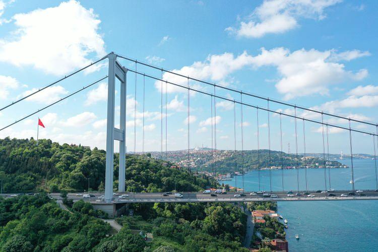 <p><strong>Fatih Sultan Mehmet Köprüsü</strong></p>
<p><br />
Temeli, 29 Mayıs 1985'te atılan Fatih Sultan Mehmet Köprüsü'nün yapım çalışmalarına 4 Aralık 1985'te başlandı. Köprünün ilk tabliyesi 17 Eylül 1987'de yerine yerleştirilirken, 4 Şubat 1988'de tabliyelerin montajı tamamlandı. Yapımı için bin 100 iş günü öngörülen köprü, taahhüt edilenden 192 gün önce 29 Mayıs 1988'de tamamlandı ve 3 Temmuz 1988'de hizmete açıldı.</p>
