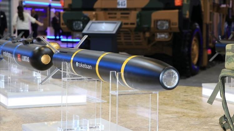 <p>Türk Silahlı Kuvvetlerinin (TSK) lazer güdümlü tanksavar topçu mühimmatı ihtiyacının karşılanması amacıyla tasarlanan Tanok, düşük ağırlığı ve kullanıcıya zarar vermeyen fırlatma motoru sayesinde portatif olarak kullanılabilme veya kara araçlarından atılabilme kabiliyetine sahip bulunuyor.</p>
<p>Modern muharebe sahasının ihtiyaçlarına; yüksek etkinlik, hassasiyet ve maliyet etkin bir çözüm sunmak üzere geliştirilen Tanok, mevcut tanklar tarafından kullanılmaya uygun bir mühimmat seçeneği sunuyor.</p>
