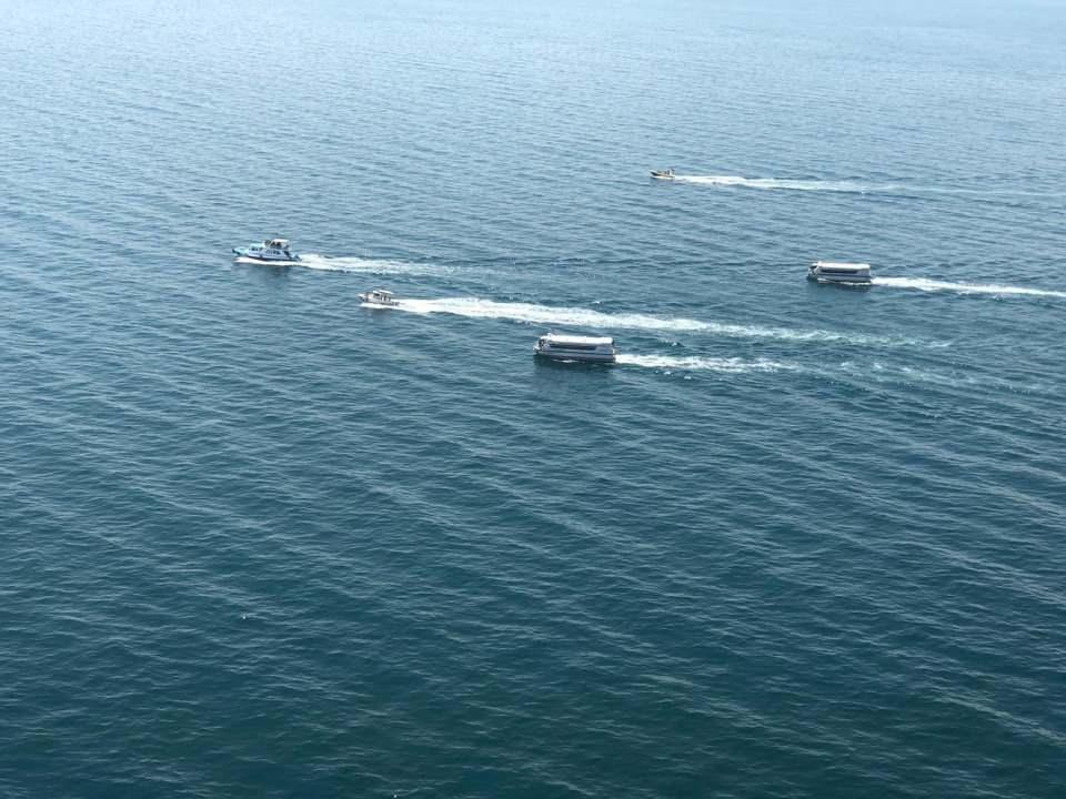 <p>İçişleri Bakanı Süleyman Soylu, göçmenleri taşıyan batık tekneyi bulmak için yürütülen çalışmaları havadan ve gölde inceledi.</p>
