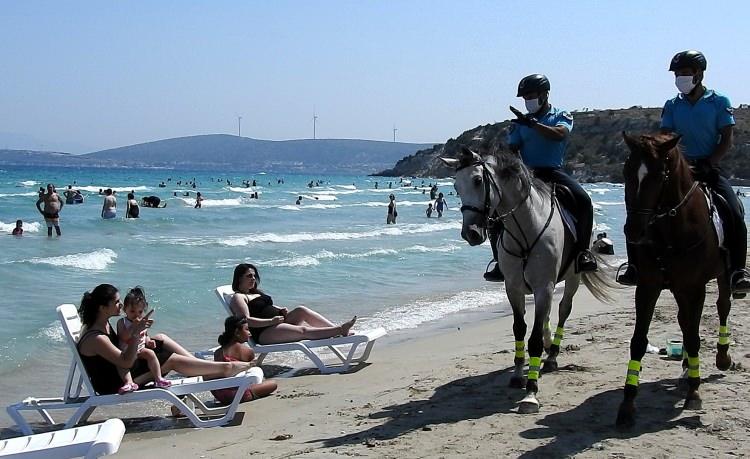<p>Ünlü tatil merkezi Çeşme'de jandarma sorumluluk bölgelerindeki plajlarda Atlı Jandarma Timi göreve başladı.</p>